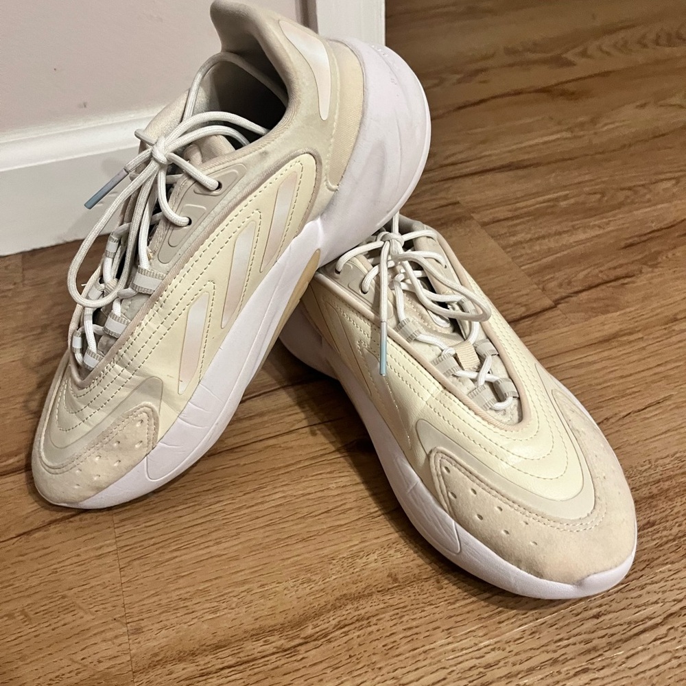 Adidas OZELIA Sneakers (KIDS SIZE 6!!)
